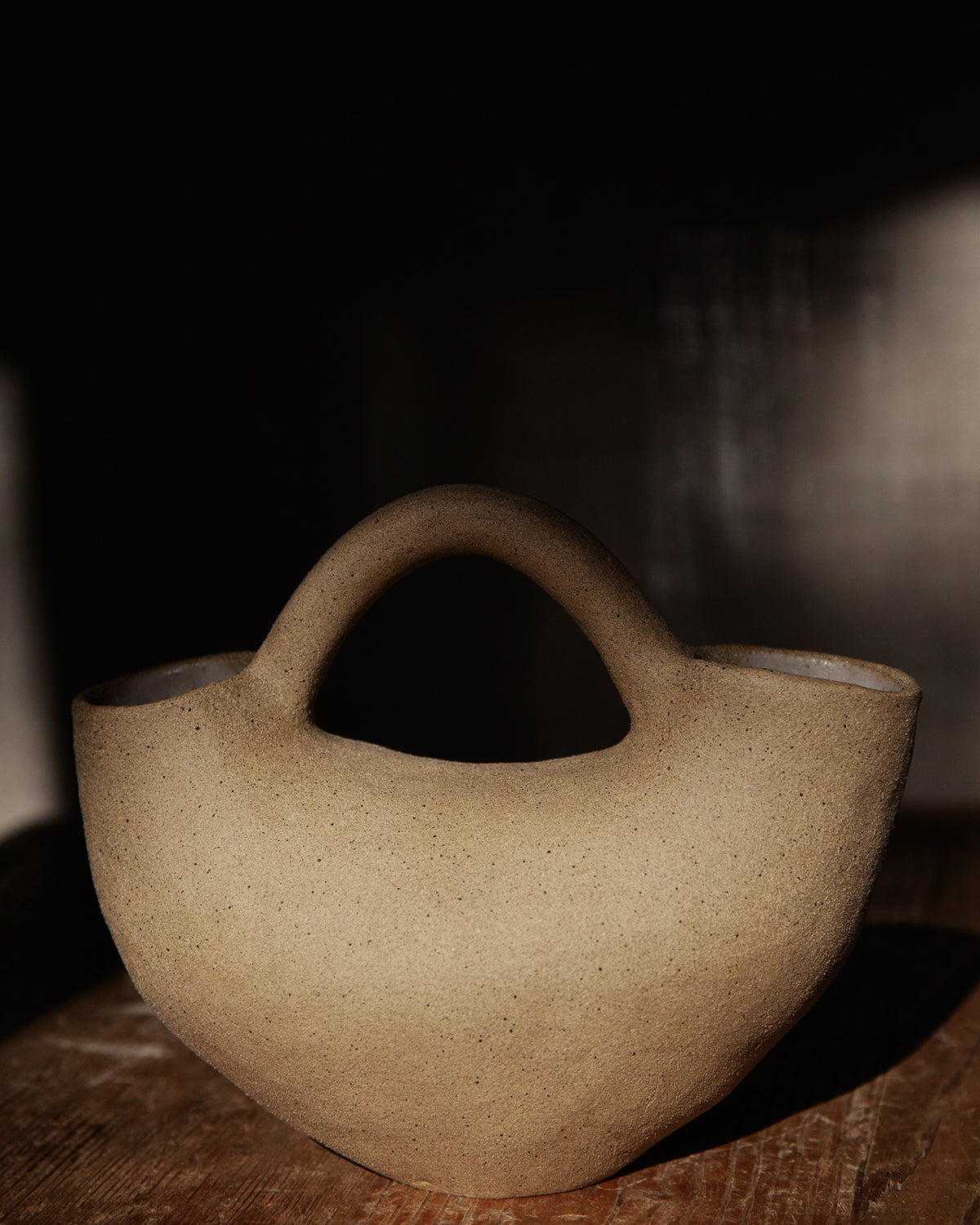 double mouthed stout vessel with handle, in raw cream