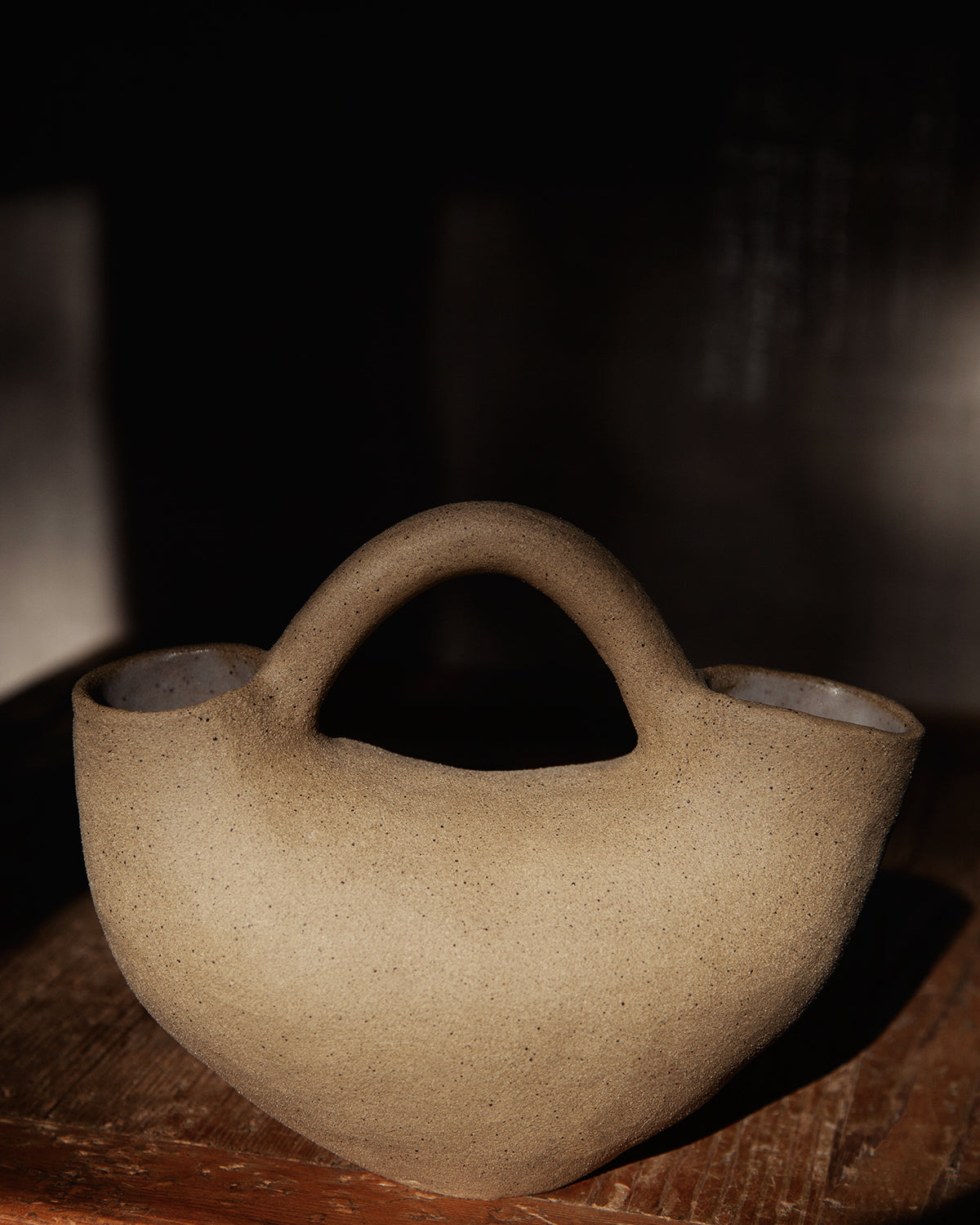 double mouthed stout vessel with handle, in raw cream