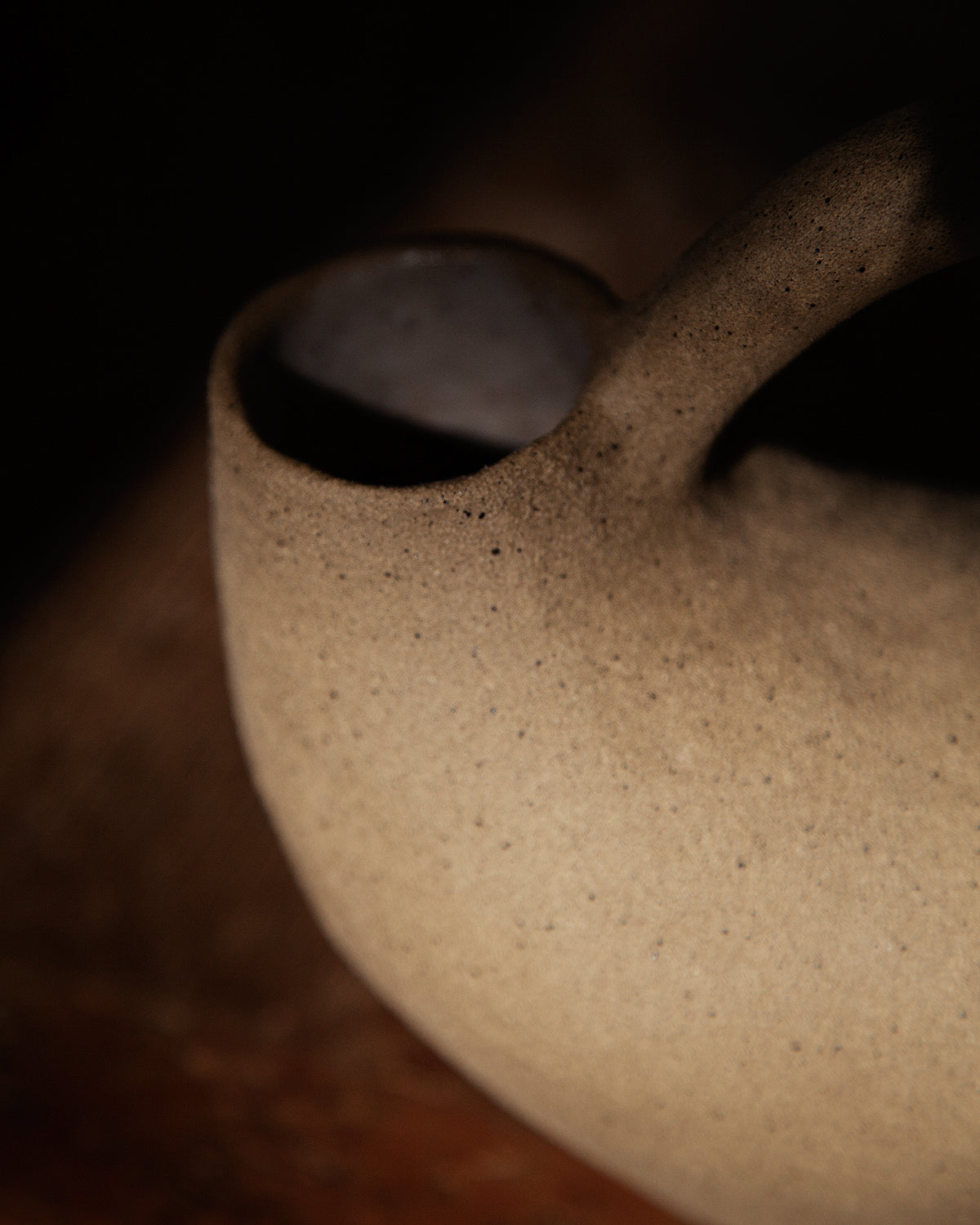 double mouthed stout vessel with handle, in raw cream